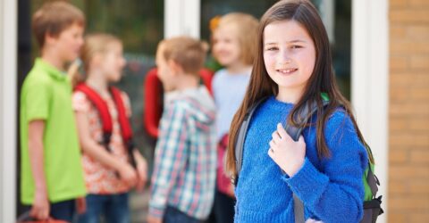 Elèves devant école