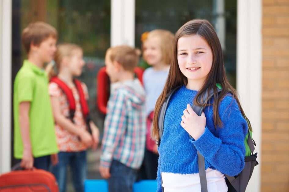 Elèves devant école