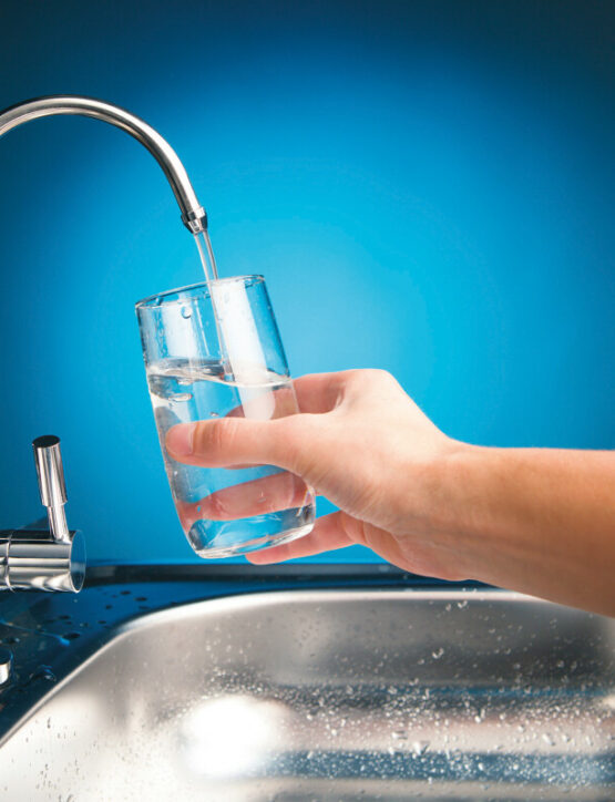Eau : verre et robinet