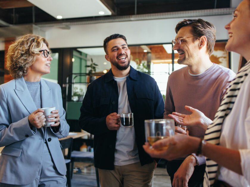 Jeunes créateurs d'entreprises discutent pendant afterwork